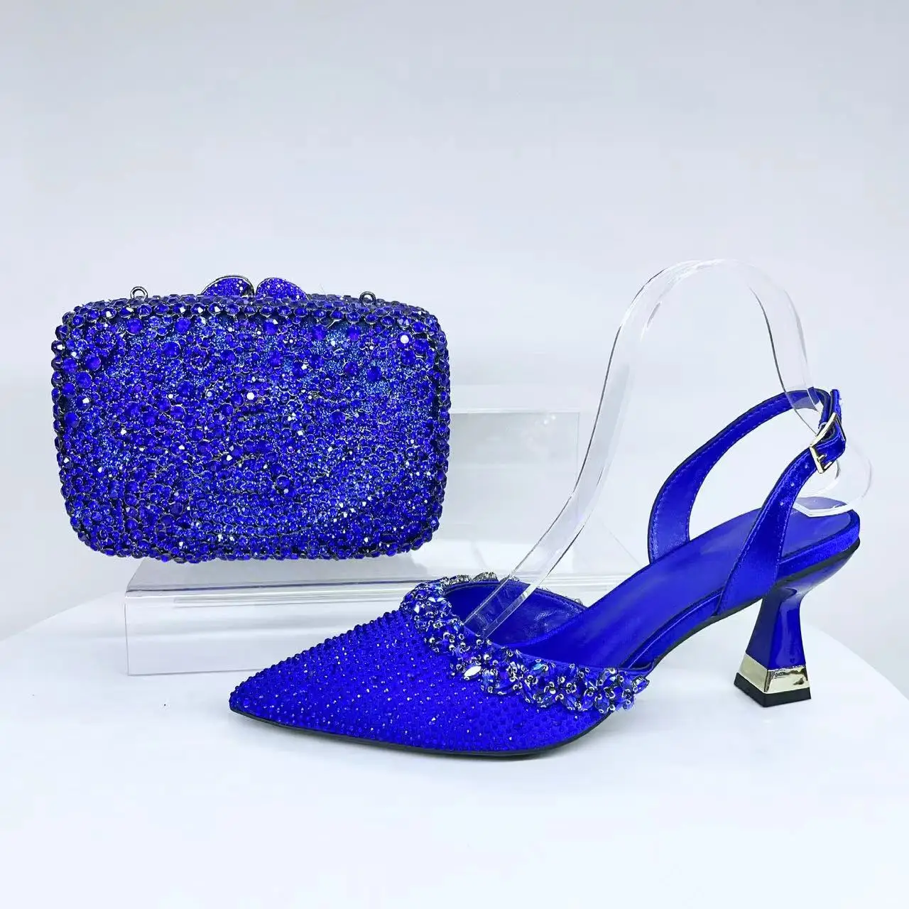 Sandales à talons ornées de gemmes — Royale à chaque pas
