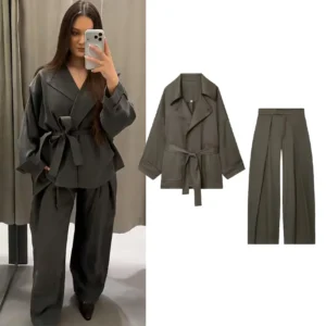 Ensemble tailleur pantalon femme — Autorité et grâce