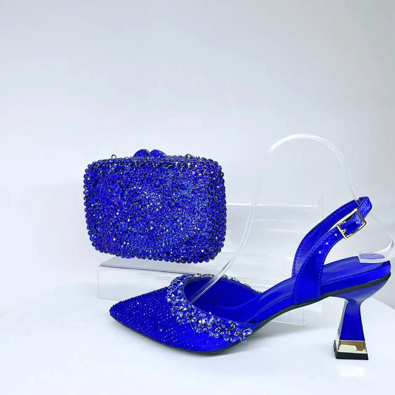 Sandales à talons ornées de gemmes — Royale à chaque pas — vue 3
