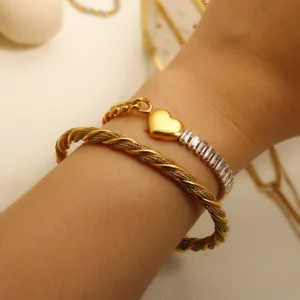 Bracelet acier doré avec pendentif cœur et pierres serties