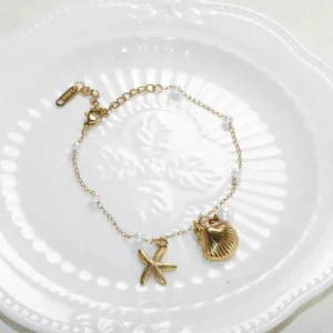 Bracelet doré perles avec breloques étoile de mer et coquillage