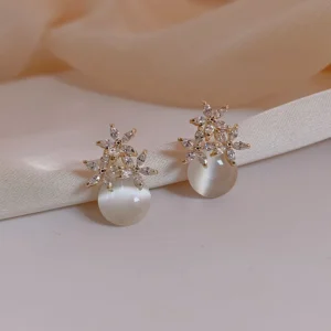 Boucles d'oreilles puces fleur en zircons et pierre opaline