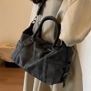Sac bandoulière rétro en similicuir porté à l'épaule