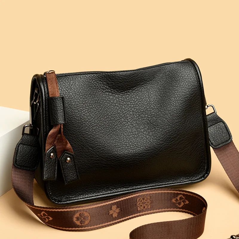 Sac porté épaule façon cuir noir avec bandoulière tressée