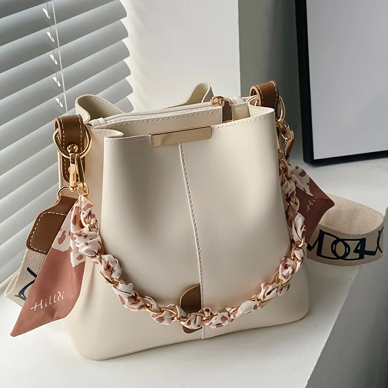 Sac seau à chaîne dorée et ruban satiné